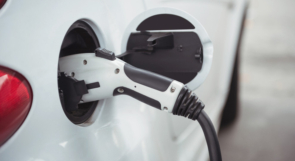 Perché le auto elettriche si svalutano più facilmente?
